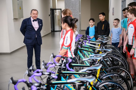 Нурлан Смагулов посетил новую велобазу в Алматы