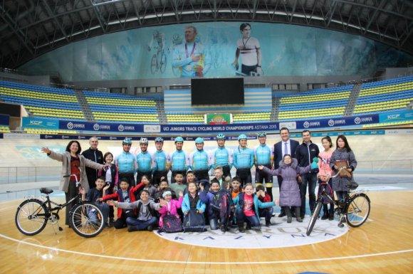 Гонщики Astana Track Team встретились с воспитанниками столичного детского дома