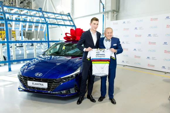 Чемпиону мира по велоспорту Евгению Федорову вручили автомобиль