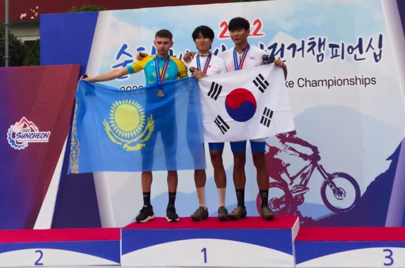Казахстанский маунтинбайкер выиграл «серебро» на чемпионате Азии