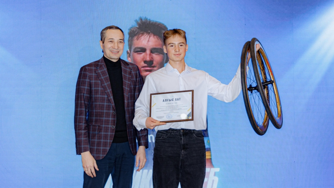 Вице-министр туризма и спорта Республики Казахстан Серик Маратович Жарасбаев наградил победителя национальной спортивной премии «Золотые колеса» — 2025.